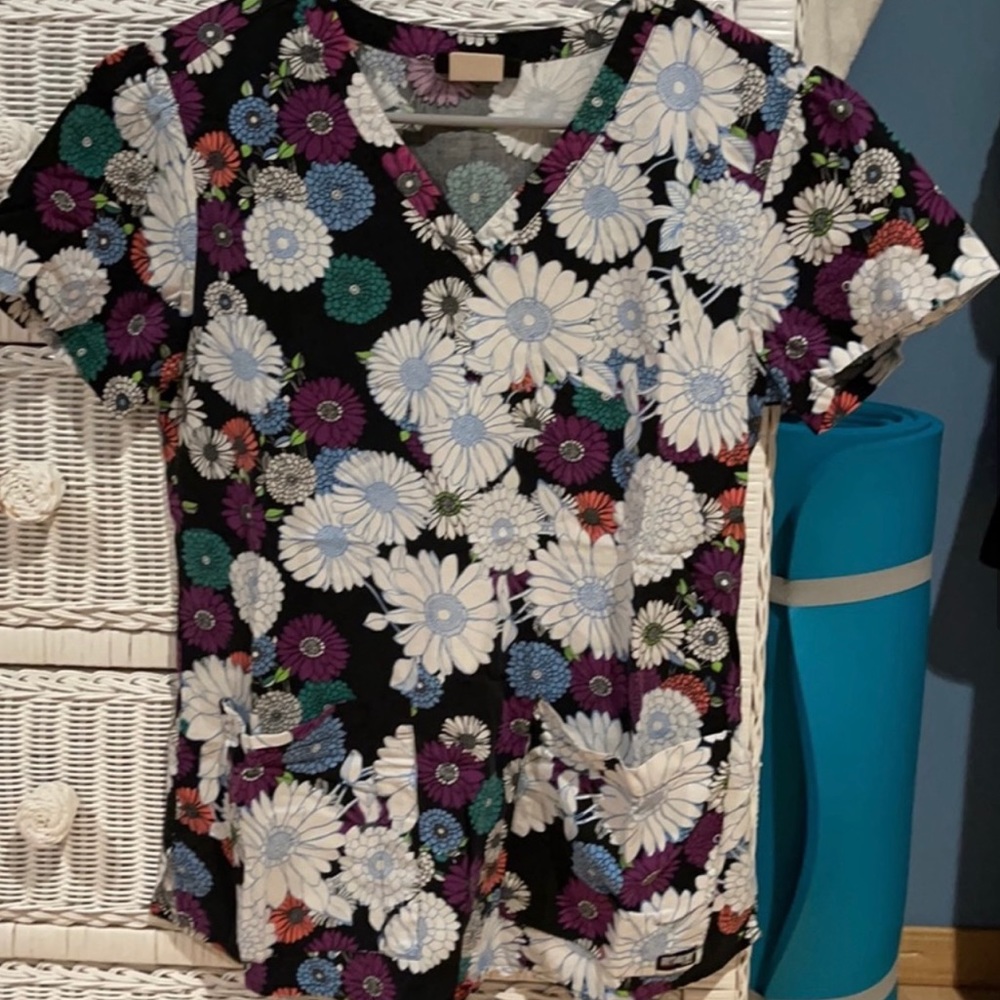 Greys anatomy floral scrub top
